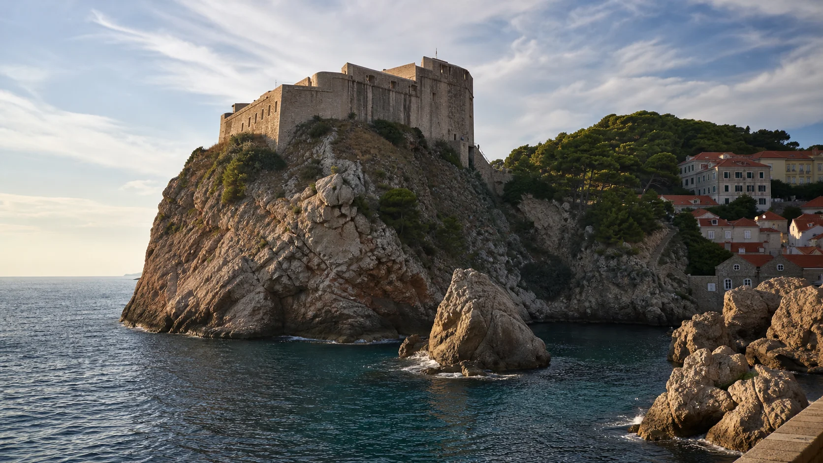 La produzione ha trasformato una fortezza difensiva in una residenza reale, cambiandone il significato politico e conservandone l’autorità visiva.