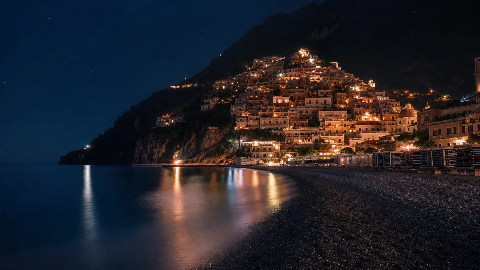 La nuit peut se terminer tranquillement. La colline illuminée de Positano laisse souvent un souvenir plus fort qu’une salle bondée supplémentaire.