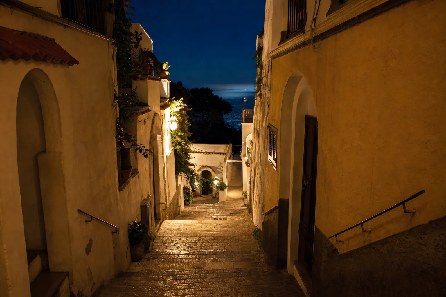 Après le départ des visiteurs de passage, de simples ruelles offrent certaines des ambiances les plus fortes de la nuit.