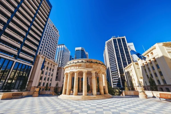 Der ANZAC Square bewahrt inmitten der Gebäude des Zentrums von Brisbane einen förmlichen Ort des öffentlichen Gedenkens.