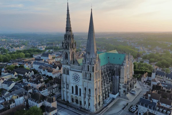 Pourquoi la cathédrale de Chartres resplendit encore : le mystère, la survie et la signification de ses vitraux médiévaux