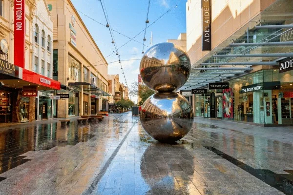 Bert Flugelmans The Spheres spiegeln die Schaufenster und Menschen der Rundle Mall.