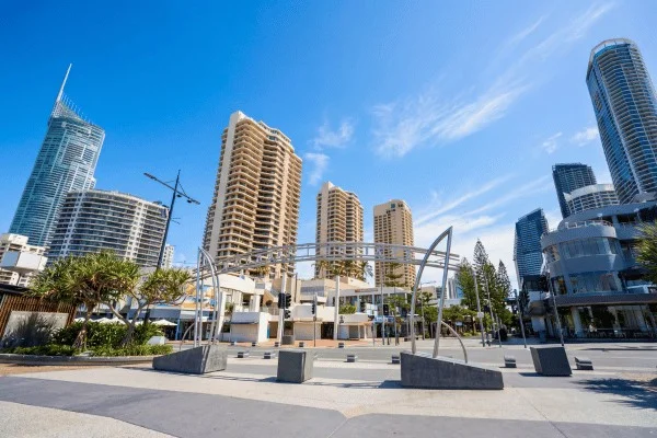 Un espacio público rodeado de torres de apartamentos en la zona de Surfers Paradise.