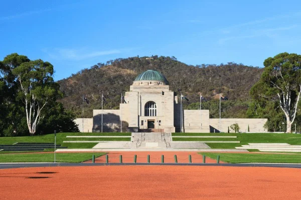 Das Australian War Memorial liegt unterhalb der bewaldeten Hänge des Mount Ainslie.