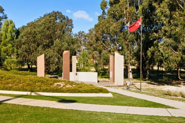 Das Kemal-Atatürk-Denkmal ist Teil von Canberras Gedenklandschaft.
