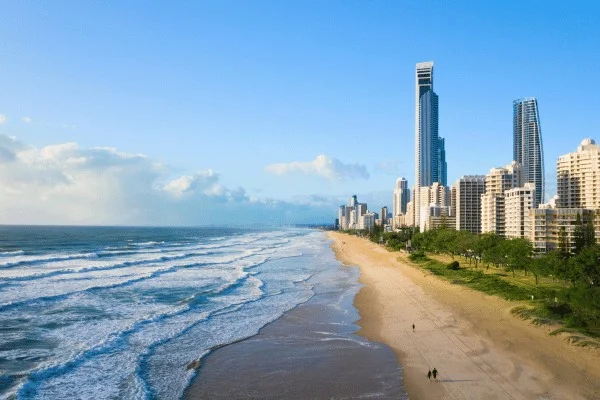 Las torres sobre la playa sitúan el alojamiento privado junto a la costa abierta.