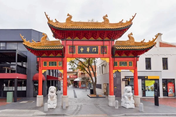 Das Chinatown-Tor steht neben dem Viertel des Central Market, wo Lebensmitteleinkauf und Migrantenunternehmen dieselben Straßen teilen.
