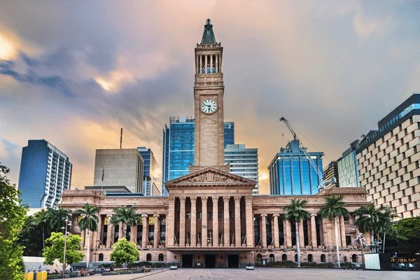 Das Rathaus von Brisbane steht für eine spätere Phase städtischen Ehrgeizes in der Geschichte der Flussstadt.