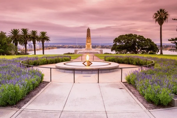 Le paysage commémoratif de Kings Park donne sur le fleuve et la ville.
