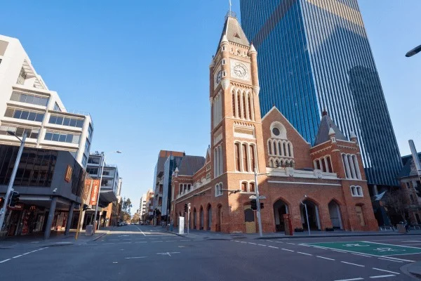 L’hôtel de ville de Perth conserve sa tour de brique au milieu de voisins bien plus hauts.