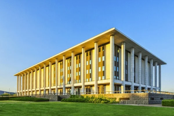 Nationale Institutionen, darunter die National Library, teilen sich eine Landschaft, die sowohl von offiziellen Zeremonien als auch von öffentlicher Debatte geprägt ist.