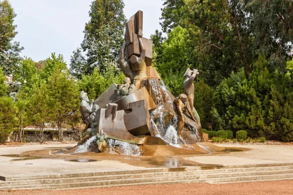 Wasser und skulpturale Formen sind Teil des Entwurfs des Royal Australian Navy Memorial.