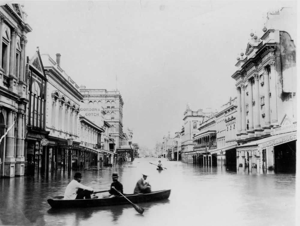 Queen Street während des Hochwassers von Brisbane 1893, fotografiert im betroffenen Stadtzentrum.