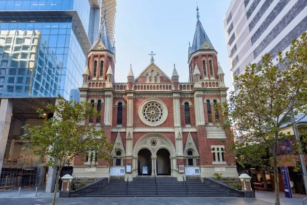 Une façade d’église subsiste entre des immeubles de bureaux modernes.