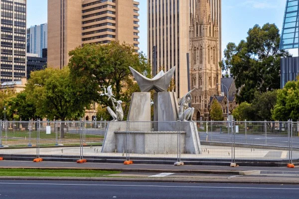 Wasser, Pflaster und umliegende Gebäude verleihen einem Platz im Zentrum von Adelaide mehrere unterschiedliche Anziehungspunkte.
