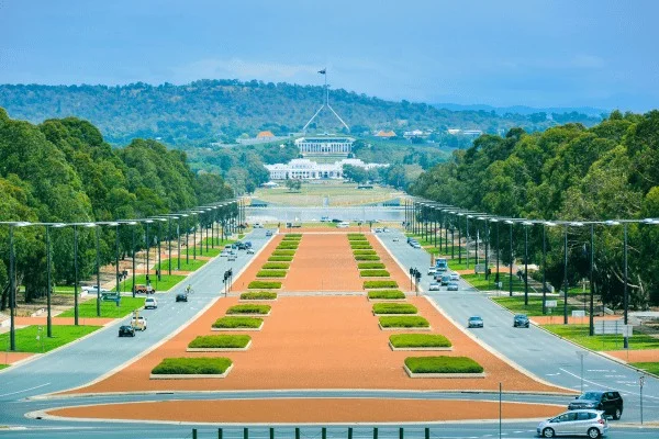 Die formale Landachse verbindet Canberras Gedenklandschaft mit dem Parlamentszentrum.