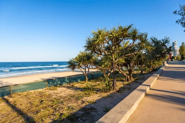 Un paseo marítimo presenta el entorno público y relajado que generaciones de promoción turística han vendido.