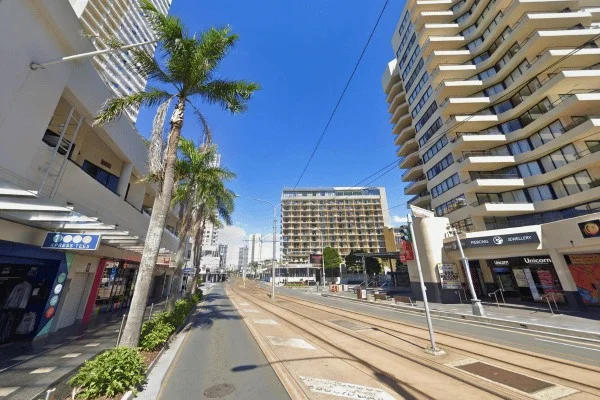 Las calles modernas y las vías del tranvía muestran cuánta infraestructura hay detrás de una visita a la playa.